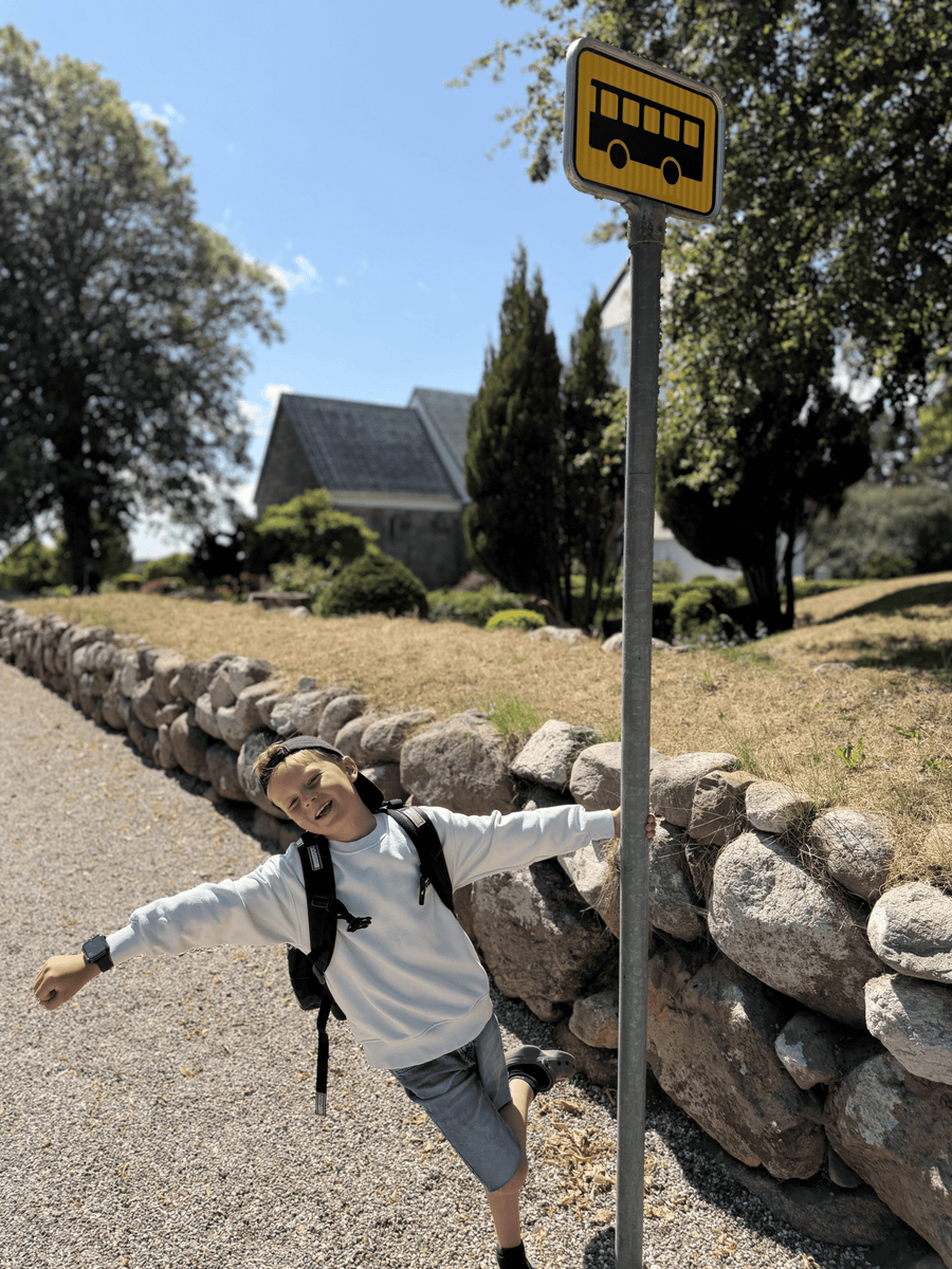 KidsBuddy™-ur på barns håndled under leg