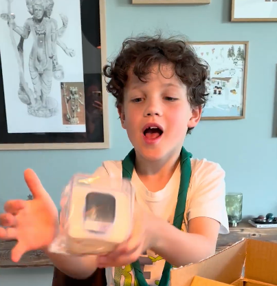 Barn åbner pakke med KidsBuddy™-ur