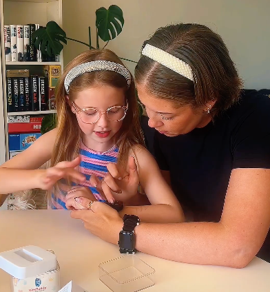 Forælders telefon med KidsBuddy™-app