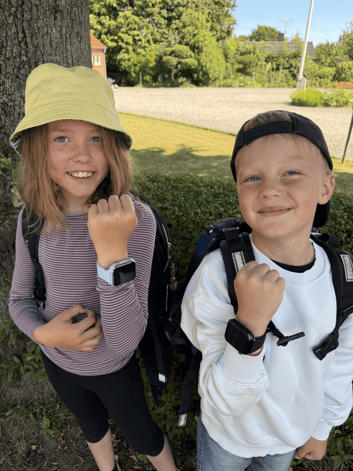 Fås i sort, lyserød og lyseblå